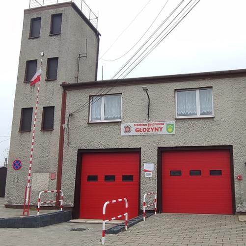 Na zdjęciu budynek OSP Głożyny. Dwie bramy garażowe.