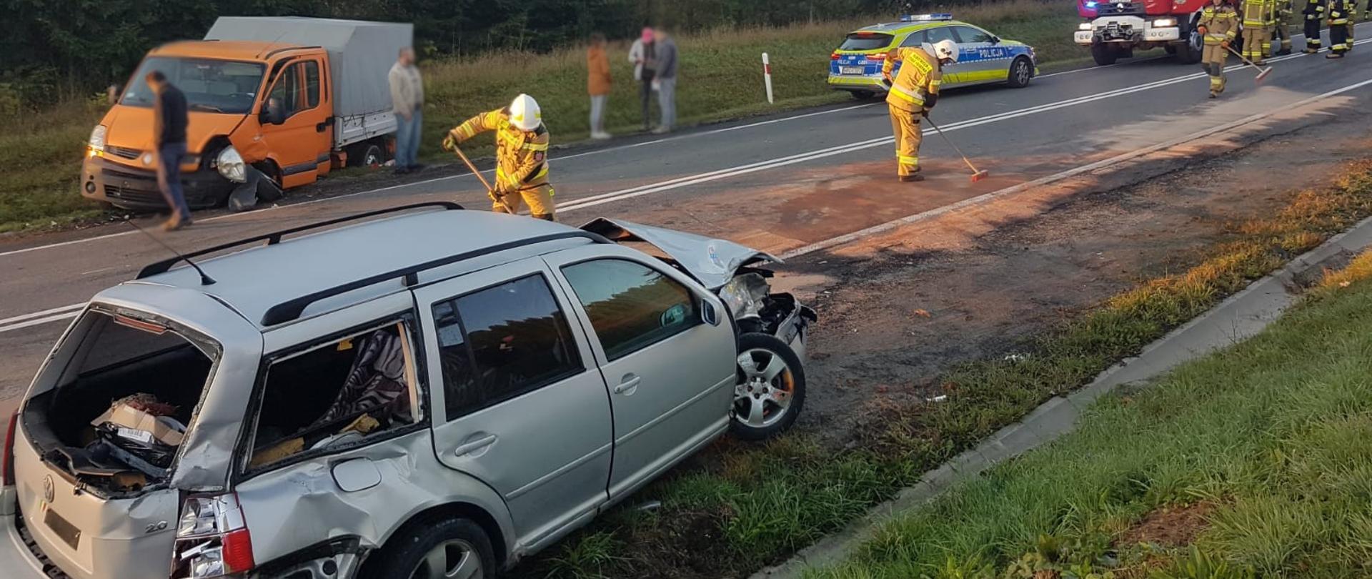 Samochody po zderzeniu i strażacy prowadzący działania