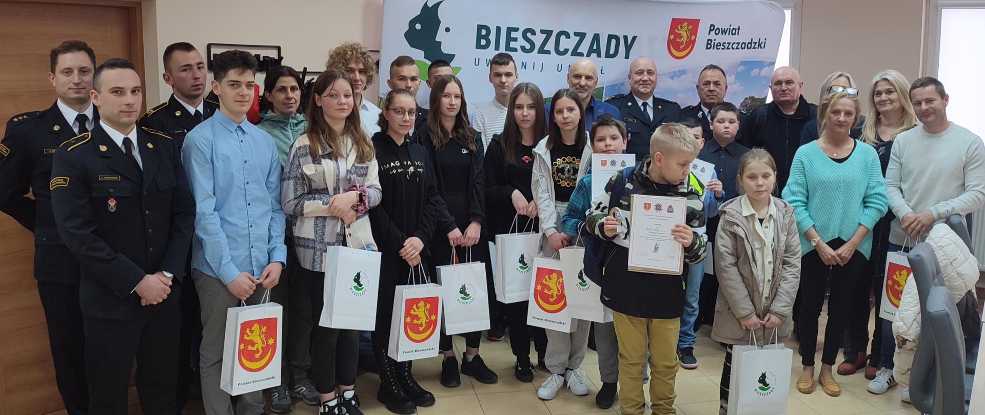 Zdjęcie grupowe uczestników konkursu wiedzy pożarniczej