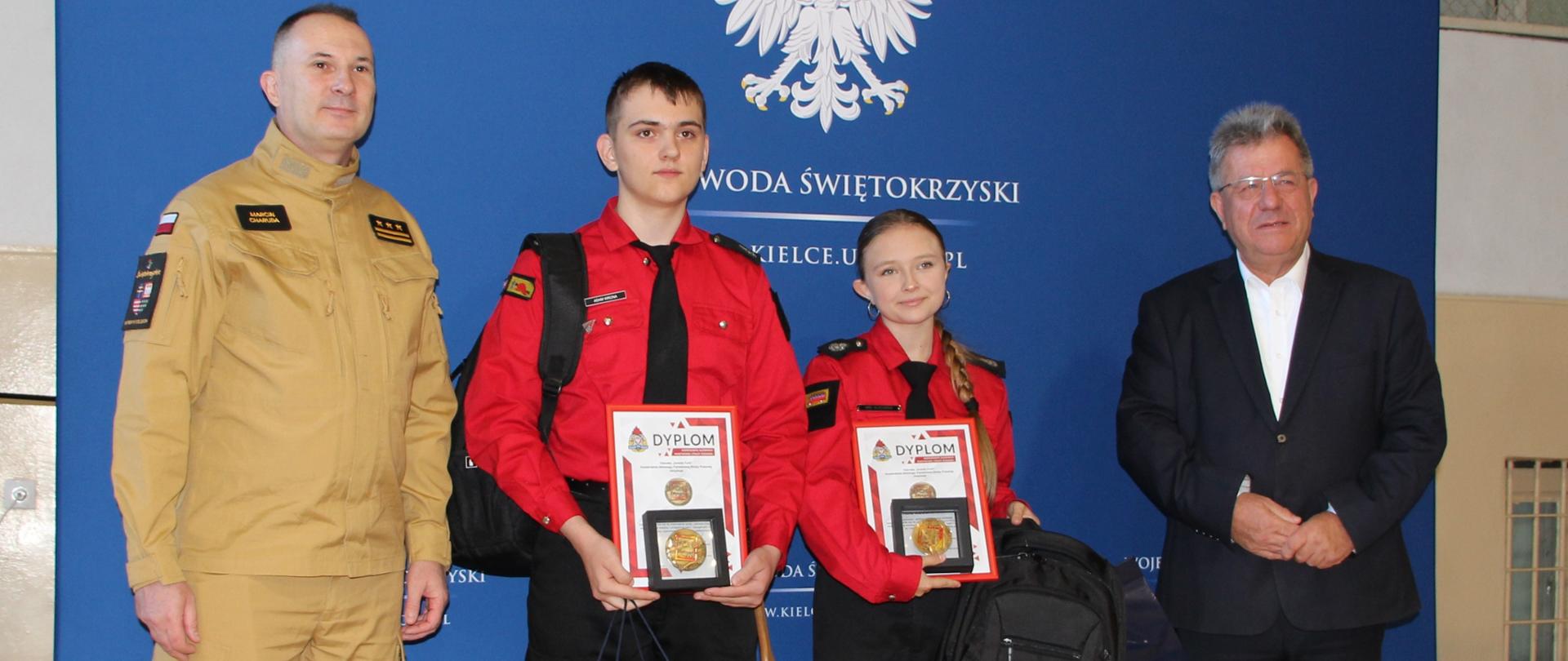 Fotografia przedstawia laureatów odznaczenia Iuvenis Forti w towarzystwie Wojewody Świętokrzyskiego i Świętokrzyskiego Komendanta Wojewódzkiego