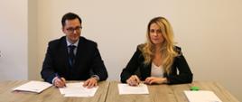 Podpisanie umowy na opracowanie PUW z udziałem Wiceprezesa Wód Polskich i przedstawicielki Wykonawcy