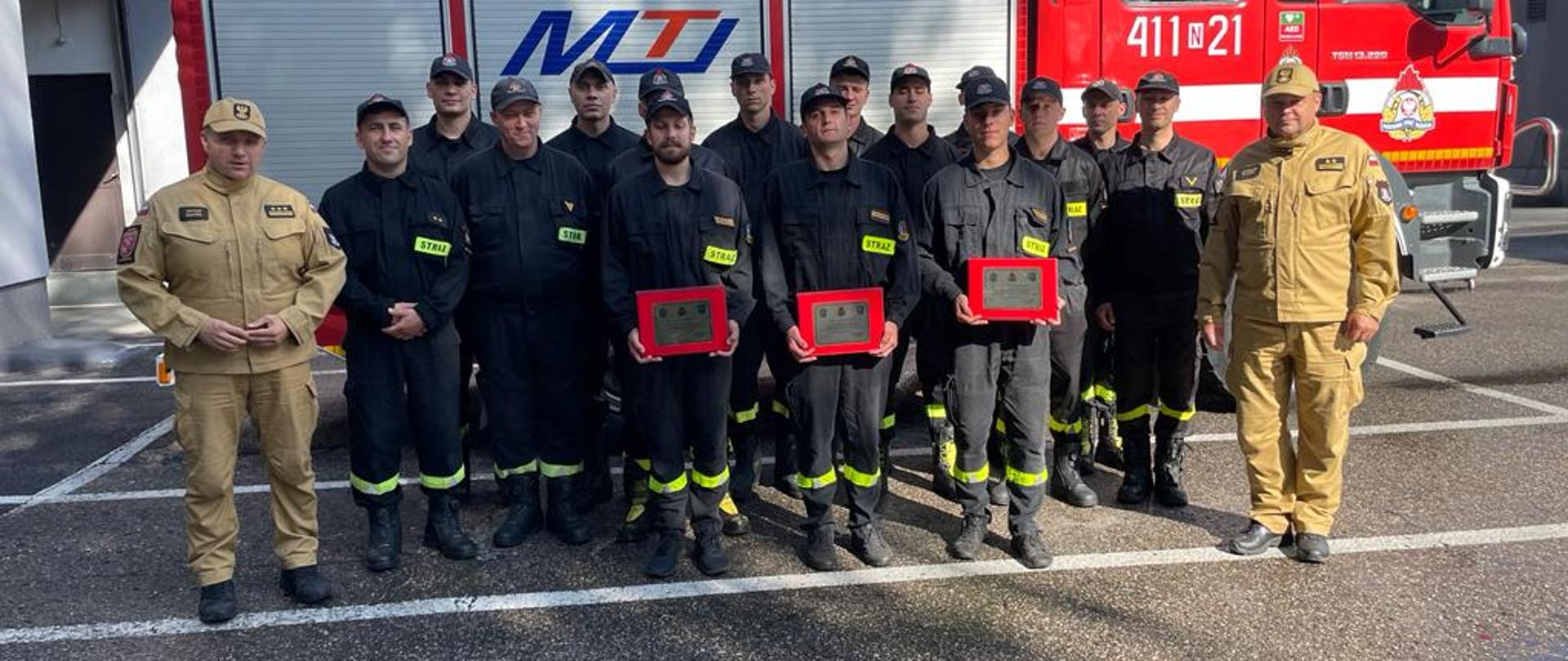 Wspólne zdjęcie podchorążych z Komendantem Powiatowym i strażakami JRG Braniewo