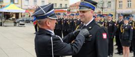 Komendant Powiatowy otrzymuje medal z rąk prezesa zarządu oddziału powiatowego związku ochotniczych straży pożarnych
