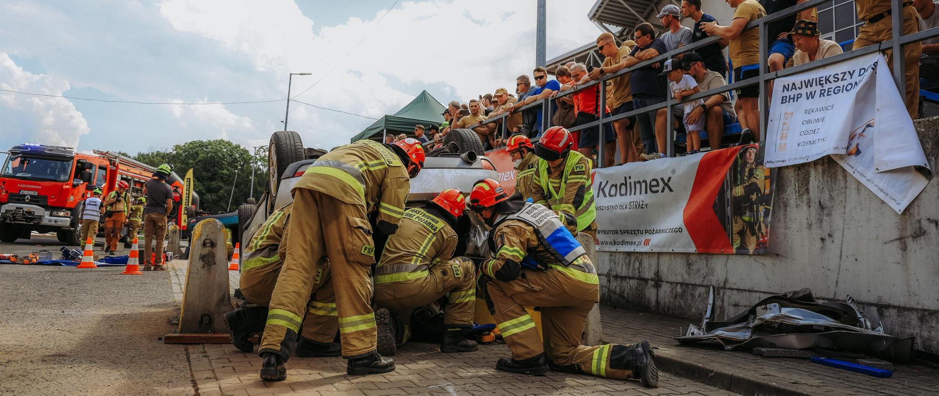 Strażacy realizują zadanie z zakresu ratownictwa technicznego polegające na wydobyciu poszkodowanego z wraku pojazdu.
