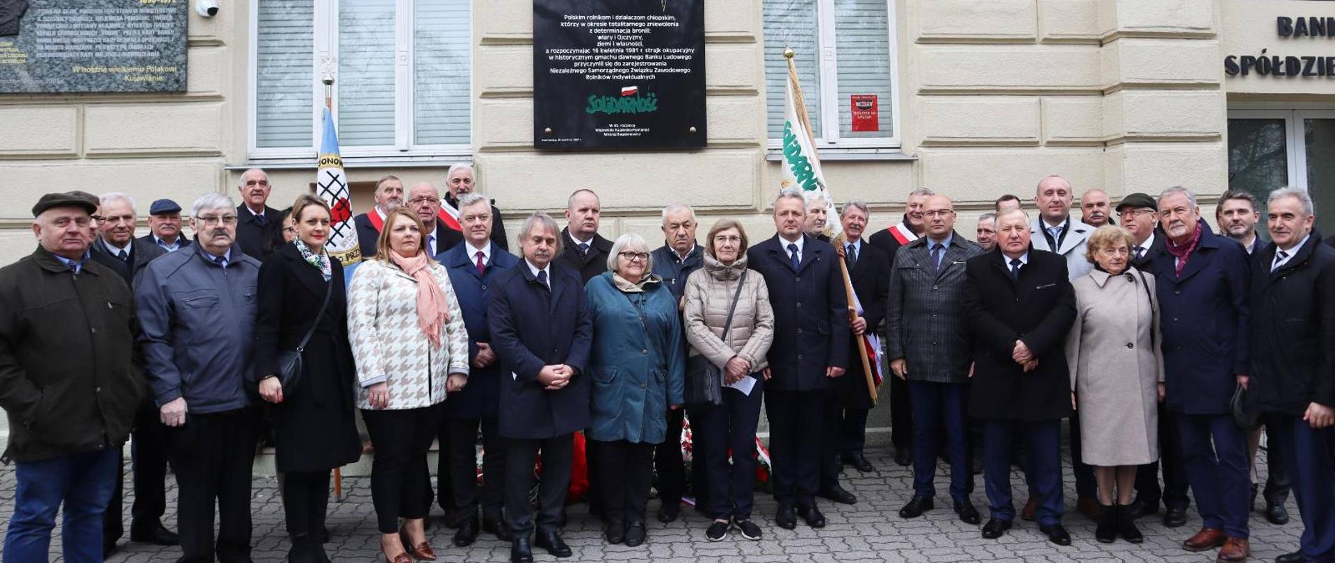 Wiele osób pozujących do wspólnego zdjęcia