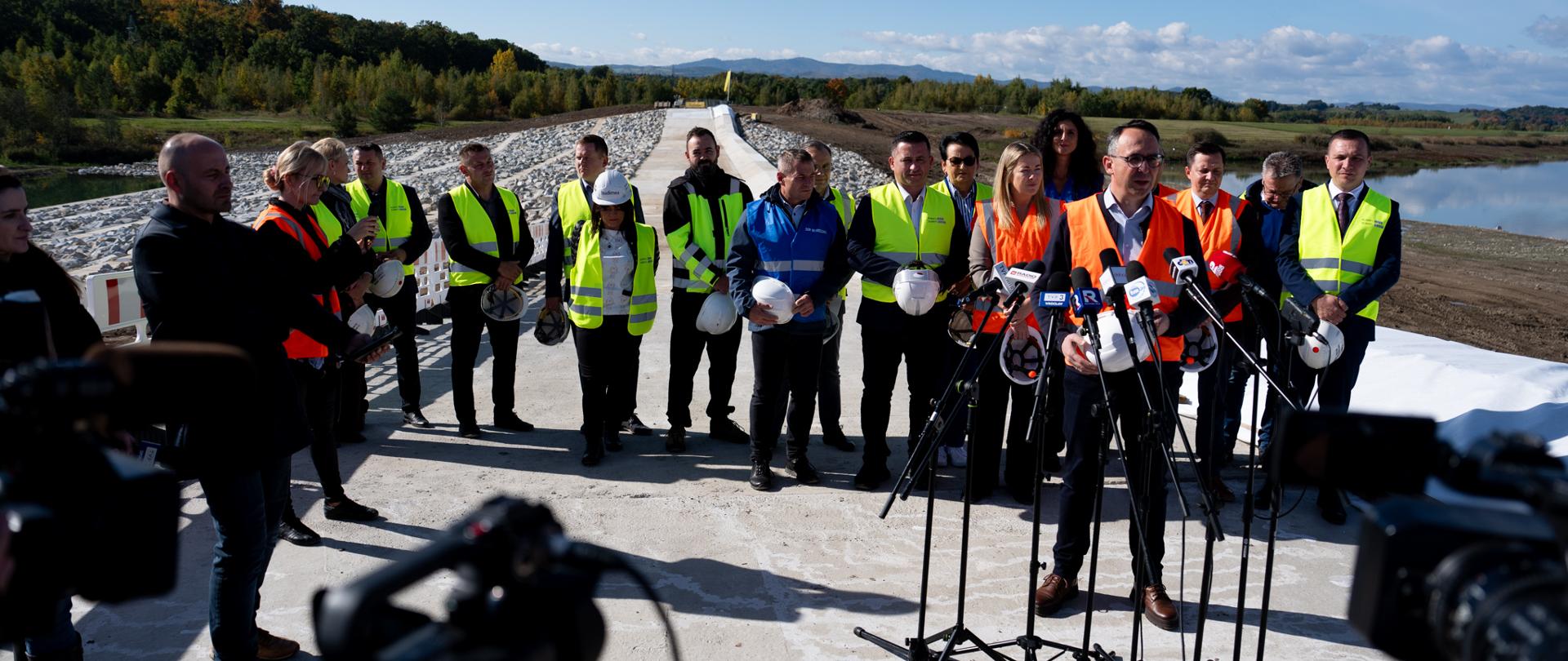 O postępach prac mówili dziś podczas briefingu prasowego m.in. minister infrastruktury Dariusz Klimczak, minister Magdalena Roguska oraz prezes Wody Polskie Mateusz Balcerowicz. W spotkaniu uczestniczyła również wojewoda dolnośląska Anna Żabska 