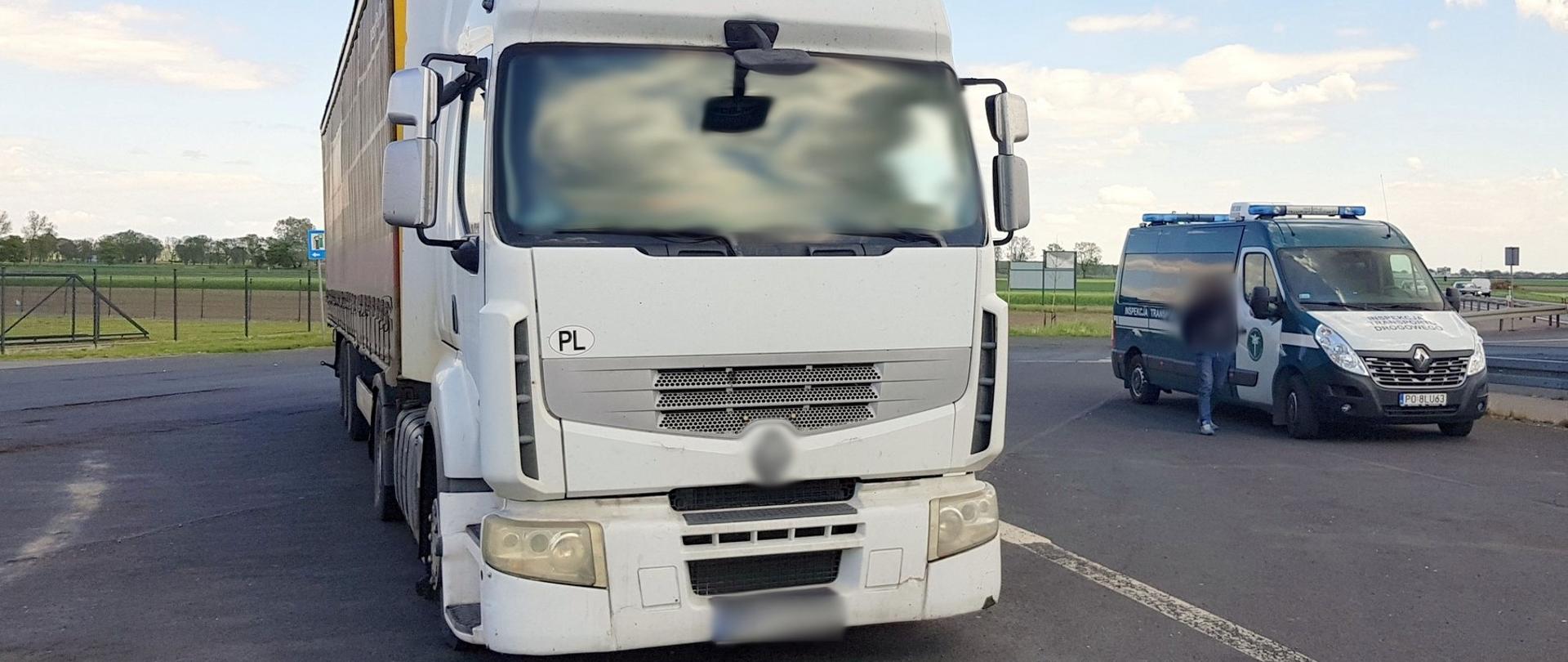 Od lewej strony: zatrzymany do kontroli drogowej zespół pojazdów i radiowóz ITD typu furgon.