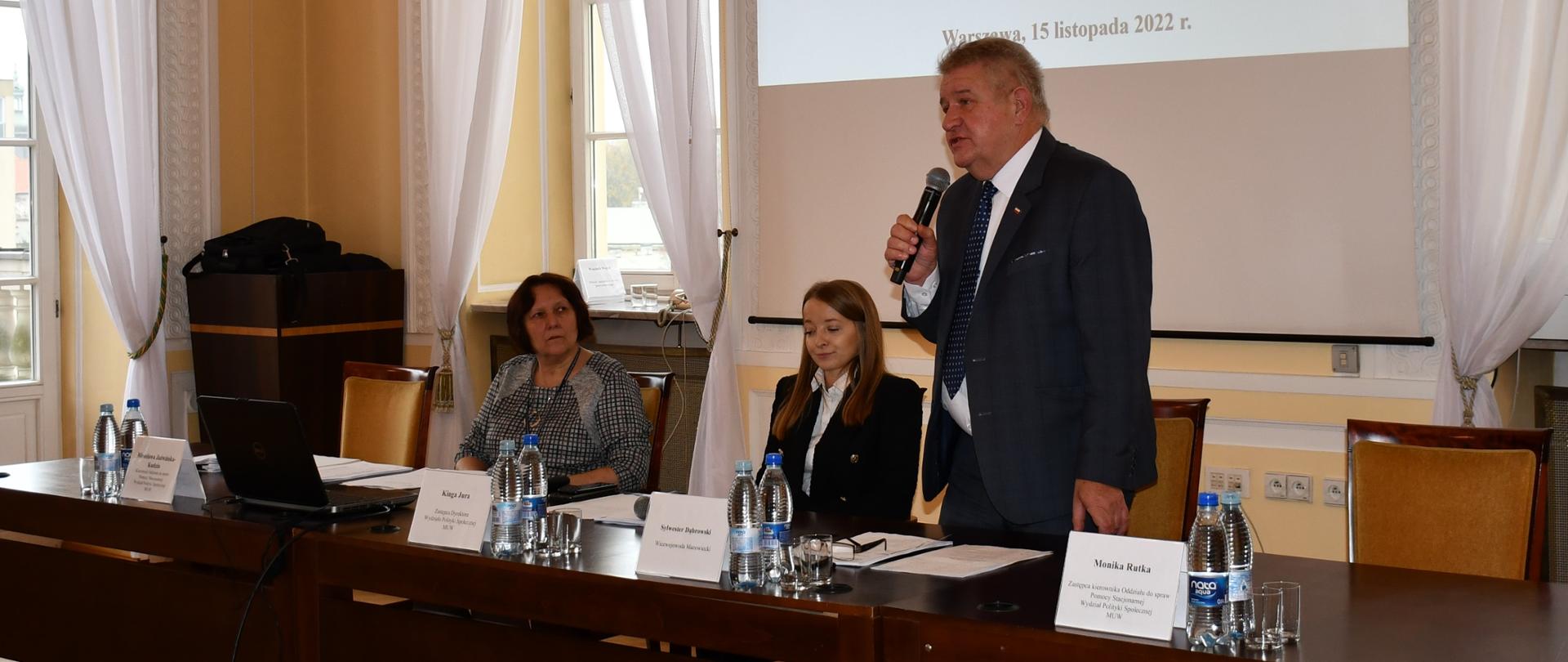 Na zdjęciu widać kobiety i mężczyznę