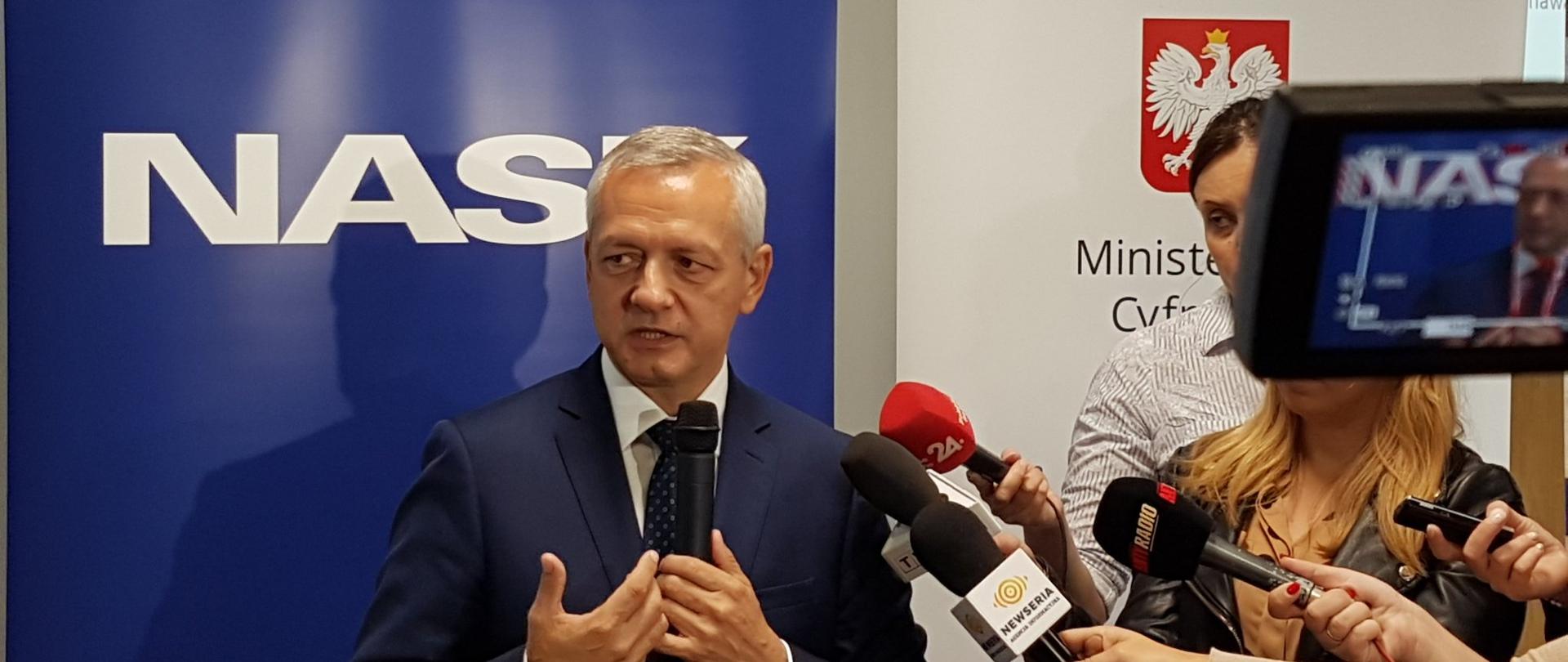 Minister Marek Zagórski rozmawia z dziennikarzami