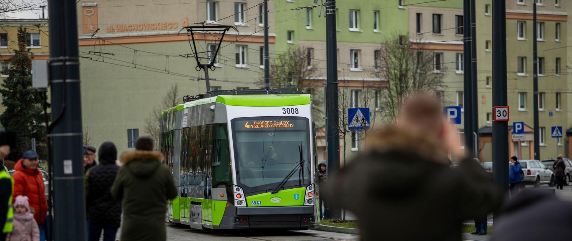 Zielony tramwaj na torach