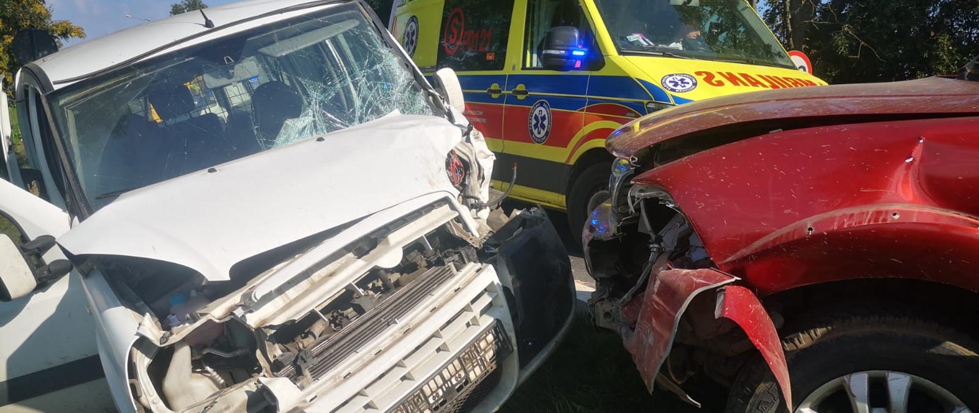 Widać dwa samochody na poboczu po zderzeniu czołowym