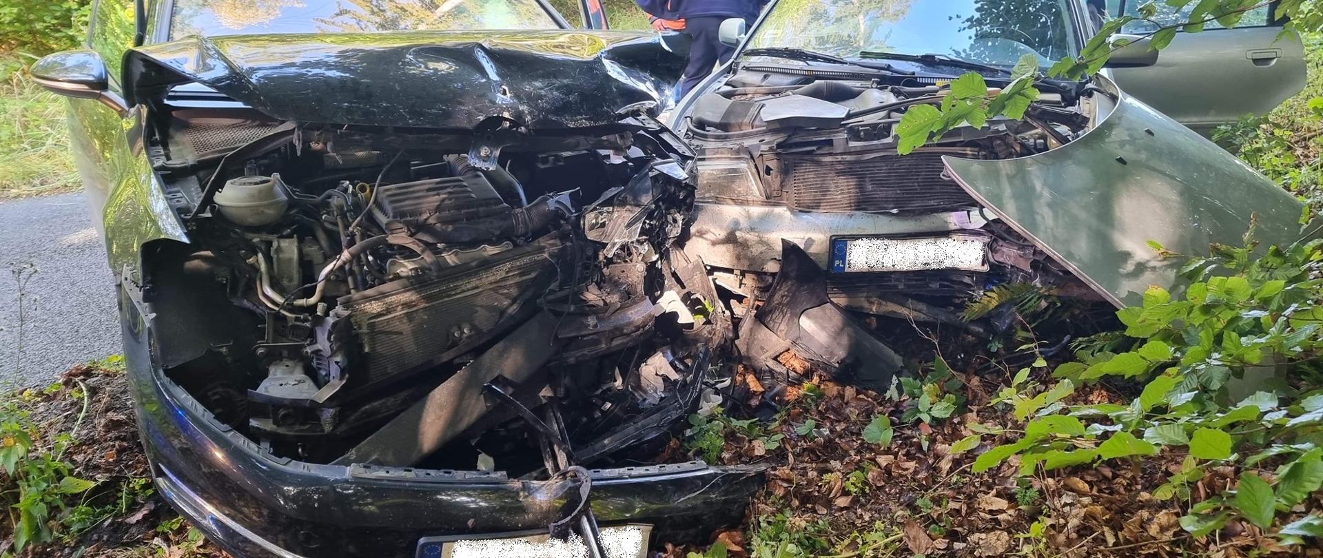 2 samochody osobowe po wcześniejszym zderzeniu