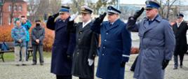Przedstawiciele służb mundurowych Ministerstwa Spraw Wewnętrznych i Administracji oddają honory.