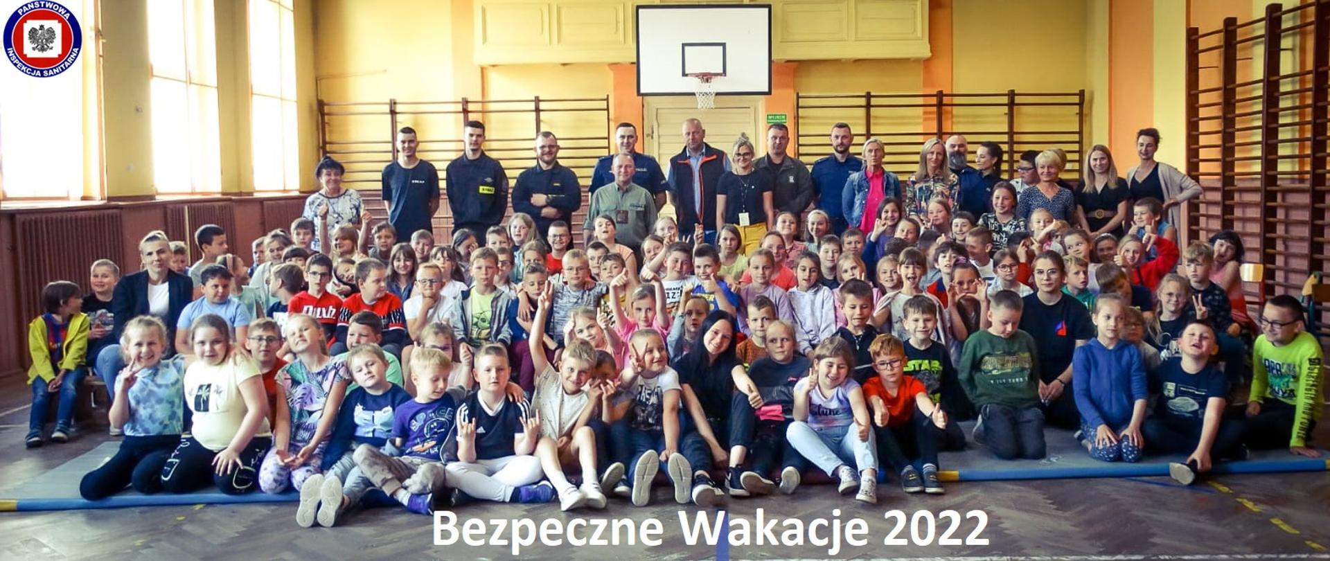 Zdjęcie grupowe dzieci z Sp Mieszkowice, pracowników Nadleśnictwa Mieszkowice, Policji Mieszkowice, OSP Mieszkowice, Inspekcji Sanitarnej, Chojeńskiej Grupy Ratowniczo-Poszukiwawczej