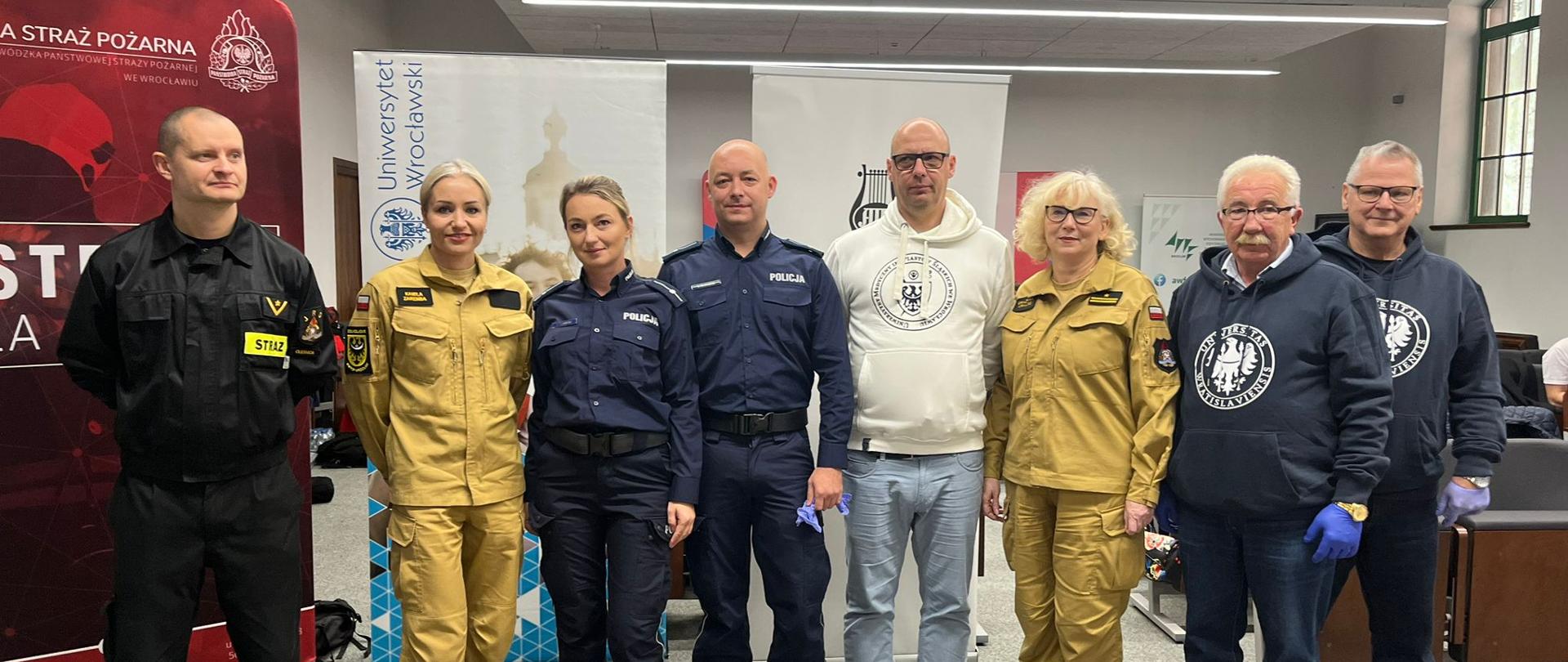 Uczestnicy pokazów pozujący do zdjęcia.