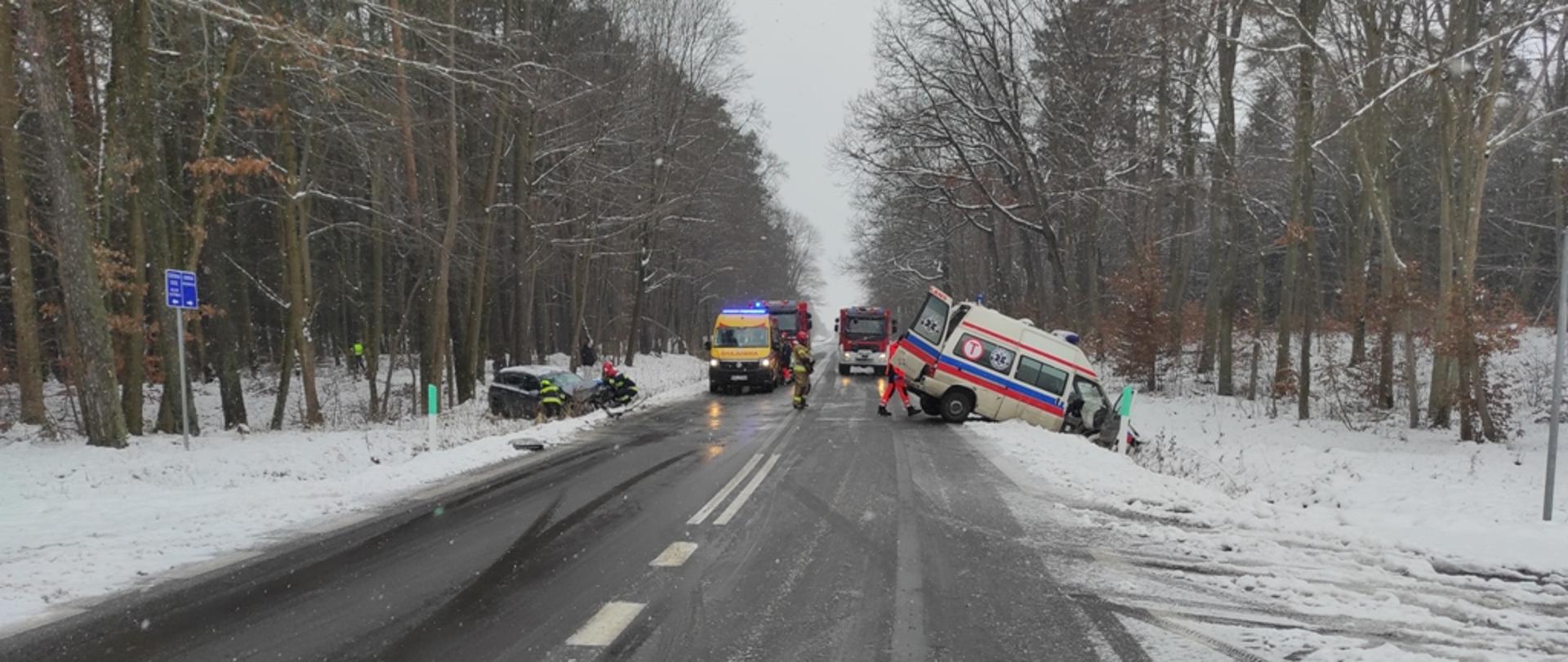Rozbity ambulans i samochód osobowy znajdują się w rowie.
