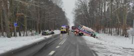 Rozbity ambulans i samochód osobowy znajdują się w rowie.