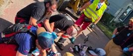 W dniu 24.06.2026 roku doszło do zderzenia ładowarki z hulajnogą elektryczną w Międzyzdrojach.
W wyniku zdarzenia poszkodowana została jedna osoba, kobieta kierująca hulajnogą . W działaniach ratowniczych brały udział zastęp z Posterunku JRG Międzyzdroje oraz zastęp z OSP KSRG Międzyzdroje. Osoba poszkodowana została przekazana służbom medycznym obecnym na miejscu.
Opracowanie: kpt. Piotr Paradowski KP PSP Kamień Pomorski
zdjęcia: PSP Kamień Pomorski