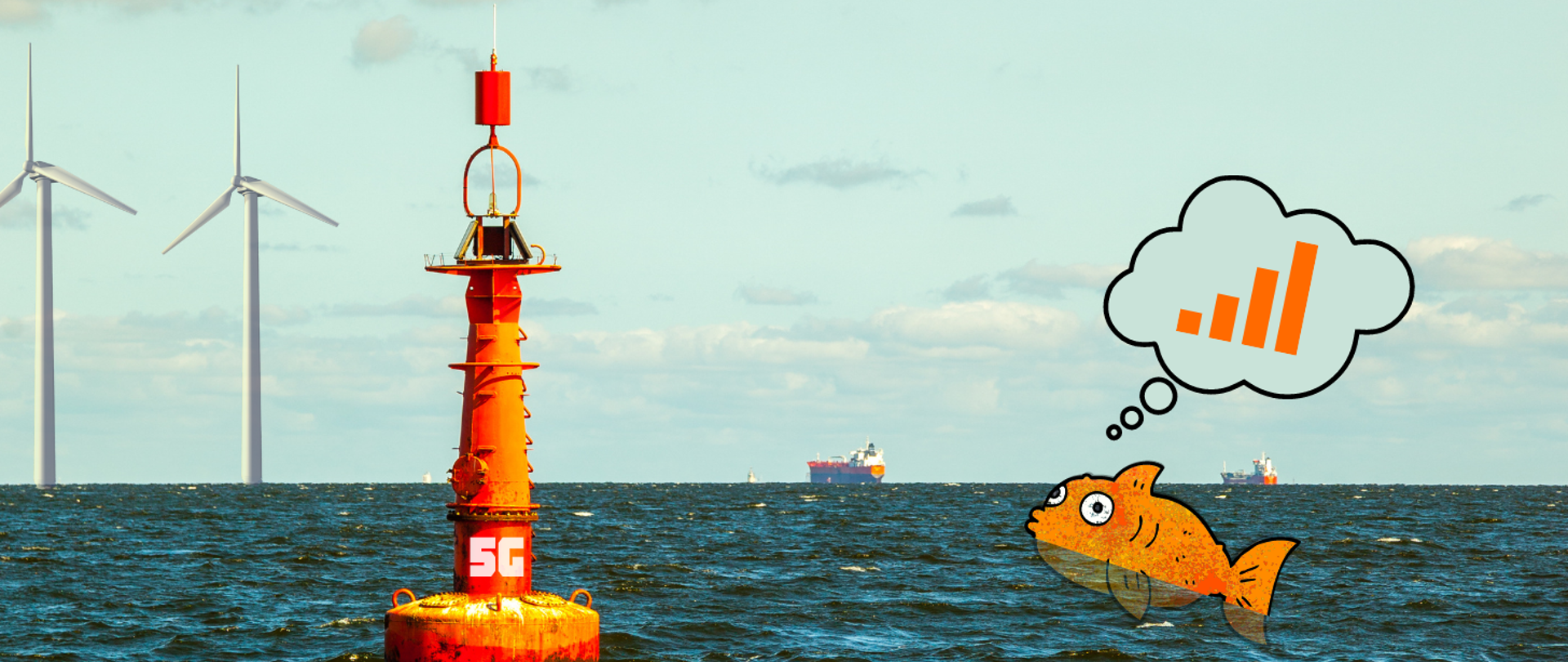 Ilustracja przedstawia dryfującą na powierzchni morza pomarańczową boję z napisem: 5G. W tle widać przepływające statki i morskie turbiny wiatrowe. Obok boi na powierzchni wody unosi się pomarańczowa ryba. Powyżej ryby dymek myśli z graficznym przedstawieniem dobrego zasięgu sieci komórkowej.