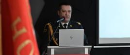 Śląski Komendant Wojewódzki nadbrygadier Jacek Kleszczewski zabiera głos podczas narady