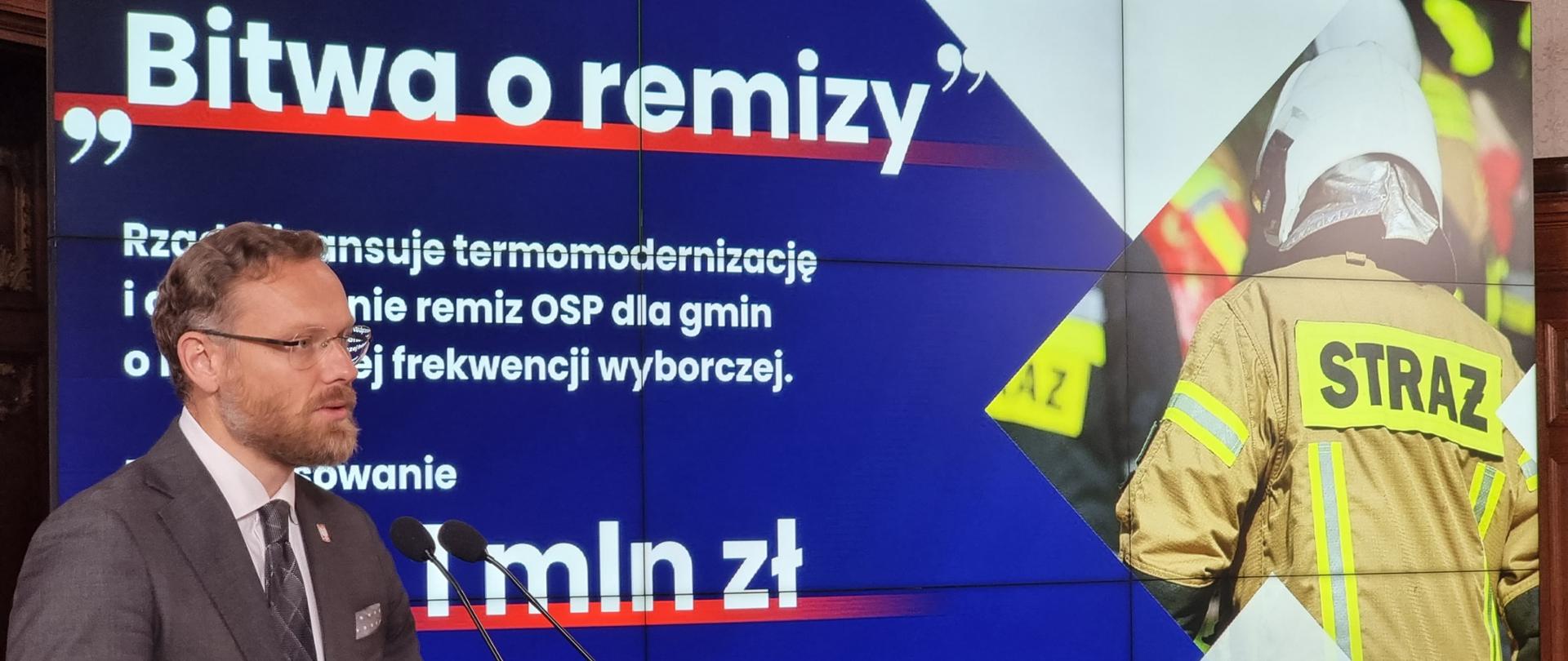 wojewoda na konferencji prasowej
