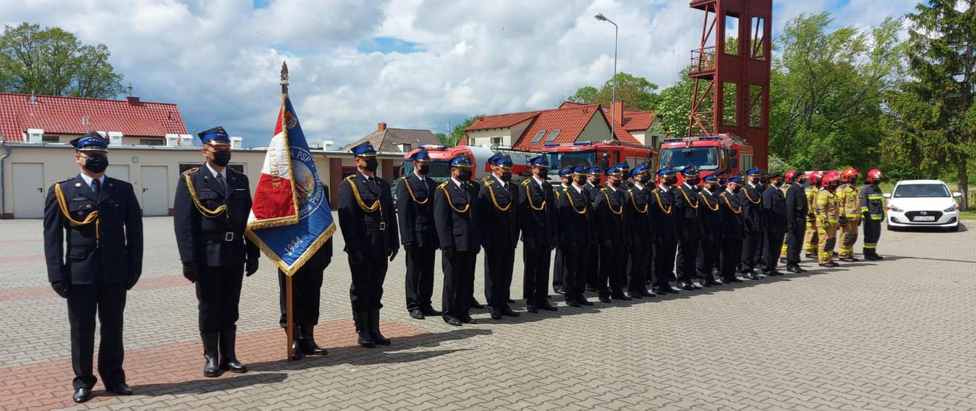 26.05.2021 r. o godzinie 12:30 na placu wewnętrznym Komendy Powiatowej Państwowej Straży Pożarnej w Kamieniu Pomorskim odbył się uroczysty apel z okazji Powiatowych Obchodów Dnia Strażaka. 