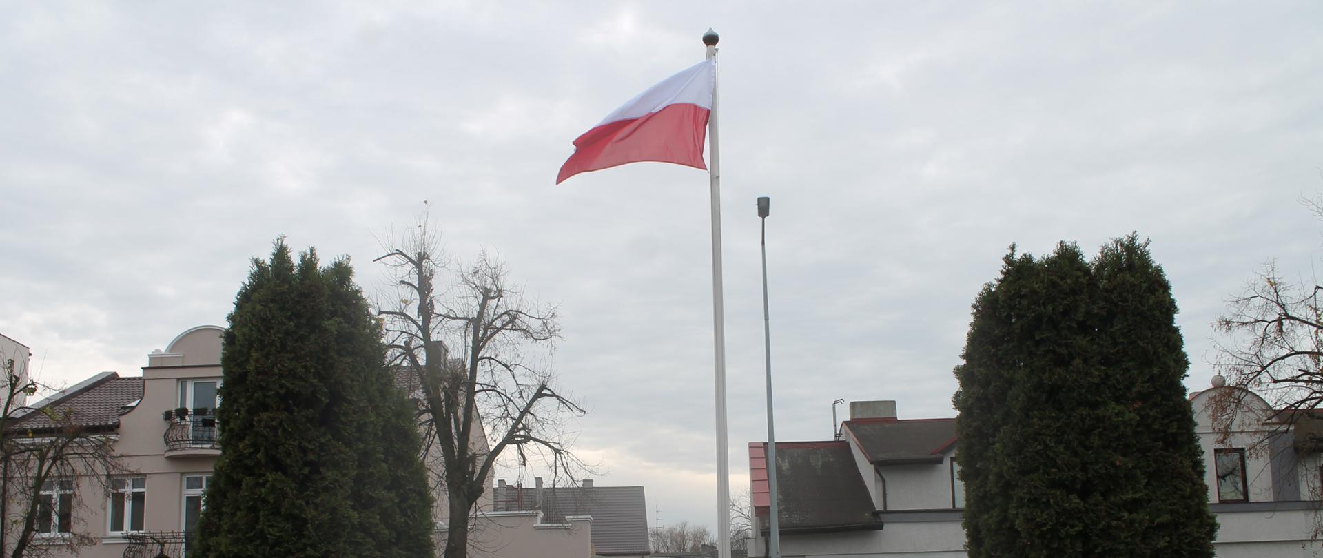 Zdjęcie przedstawia funkcjonariuszy KP PSP w Kole oraz flagę państwową.