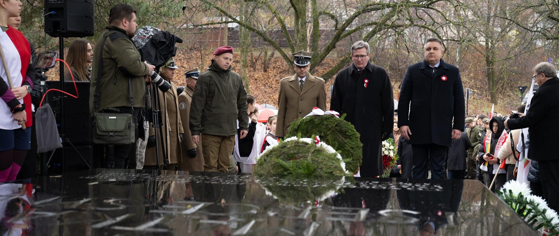 Iškilmingas minėjimas prasidėjo tradiciškai prie maršalo Józefo Piłsudskio motinos ir širdies mauzoliejaus Vilniaus Rasų kapinėse
