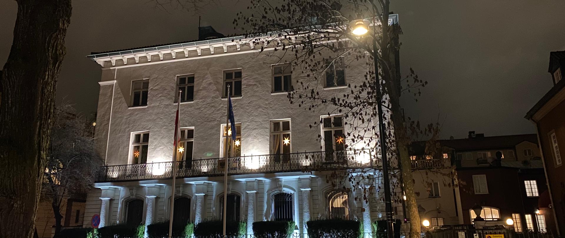 Ambasada RP w Sztokholmie oświetlona, grudzień 2025r.