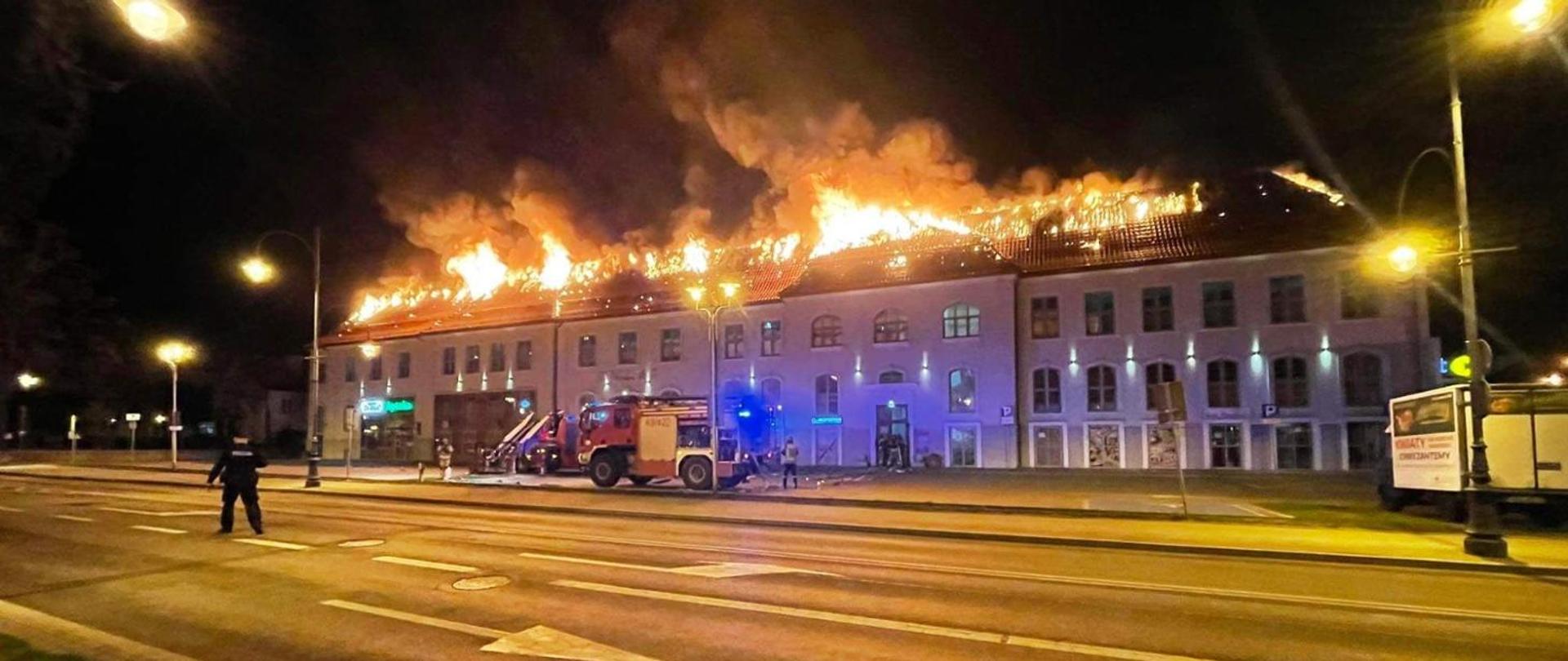 Widok pożaru dachu galerii w Ełku