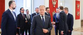 Premier Donald Tusk i członkowie Rady Ministrów podczas posiedzenia Rady Gabinetowej 27.08.2025 r.