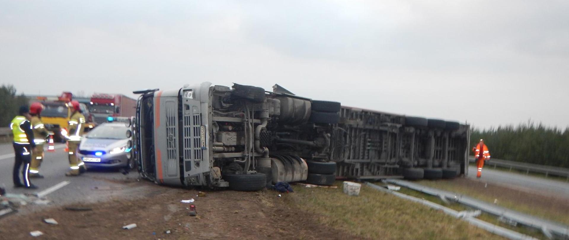 Zdjęcie przedstawia samochód ciężarowy po wypadku.