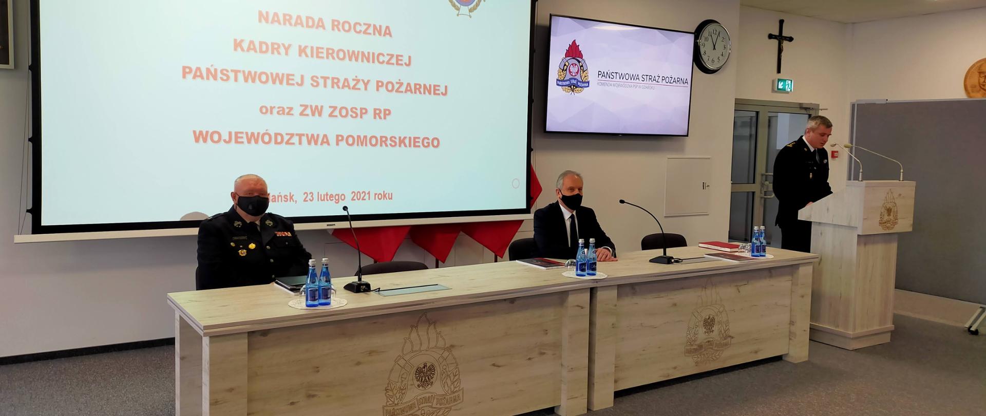 "Zdjęcie przedstawia naradę roczną."