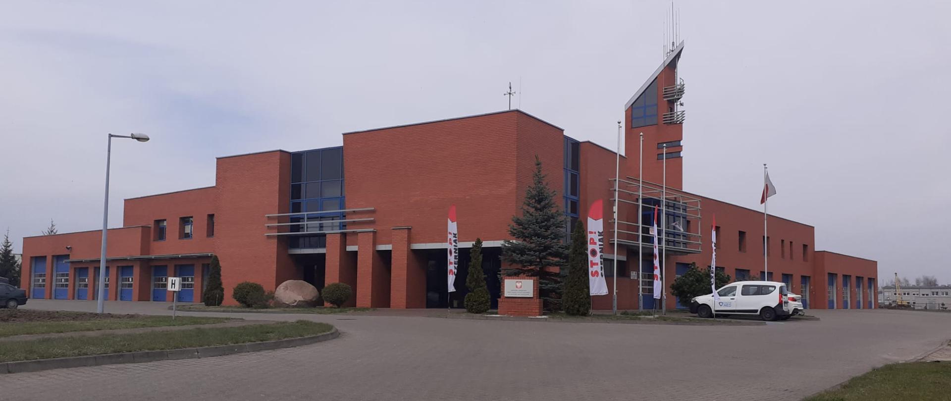 Budynek komendy podczas akcji.