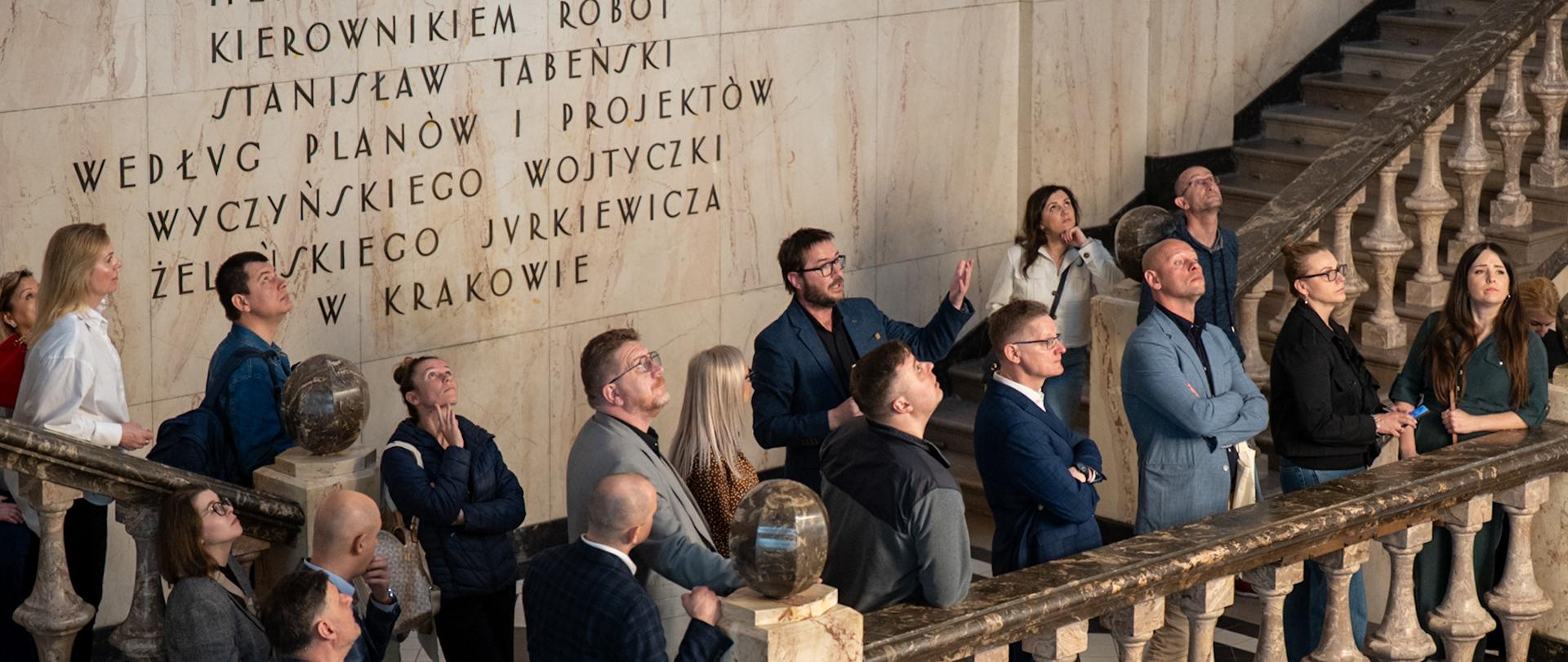 Uczestnicy zwiedzają Śląski Urząd Wojewódzki w Katowicach