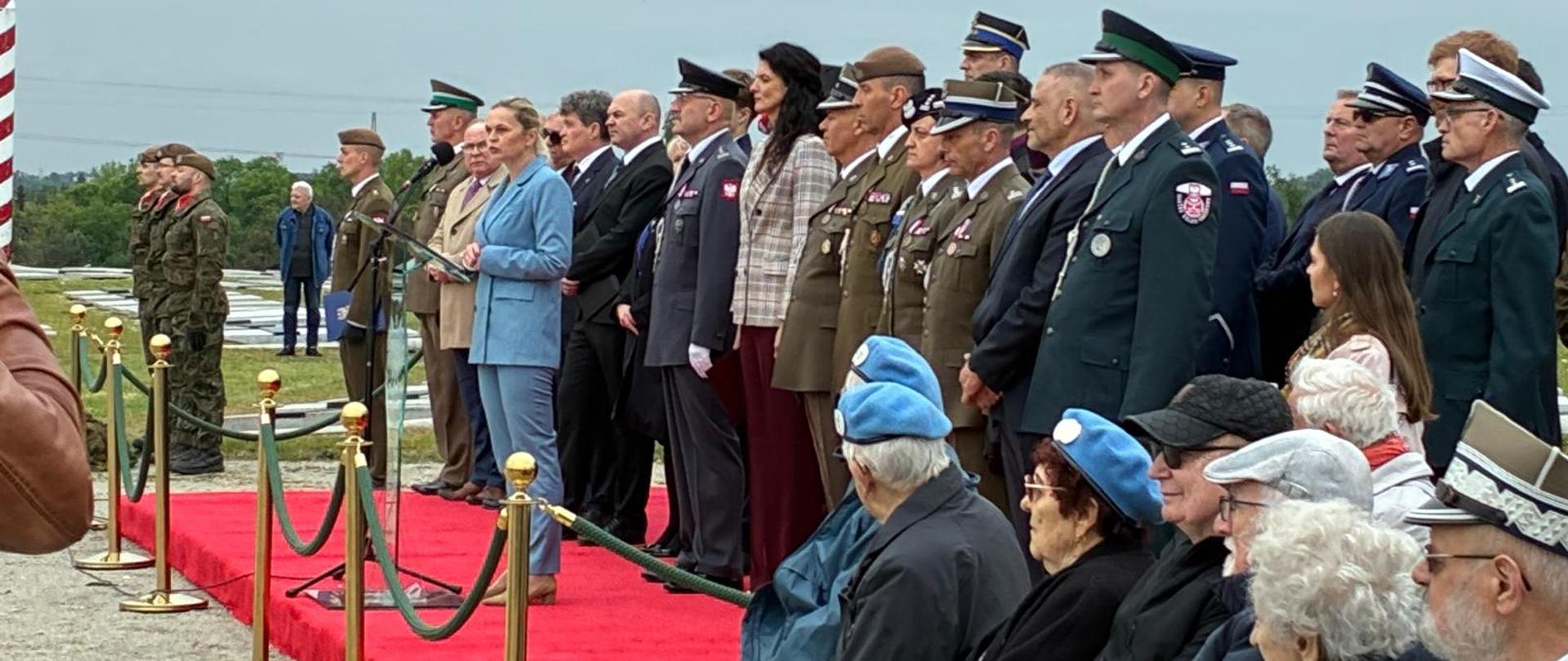 Uczestnicy Uroczystych Obchodów 81 rocznicy zakończenia II Wojny Światowej wraz z mówcą