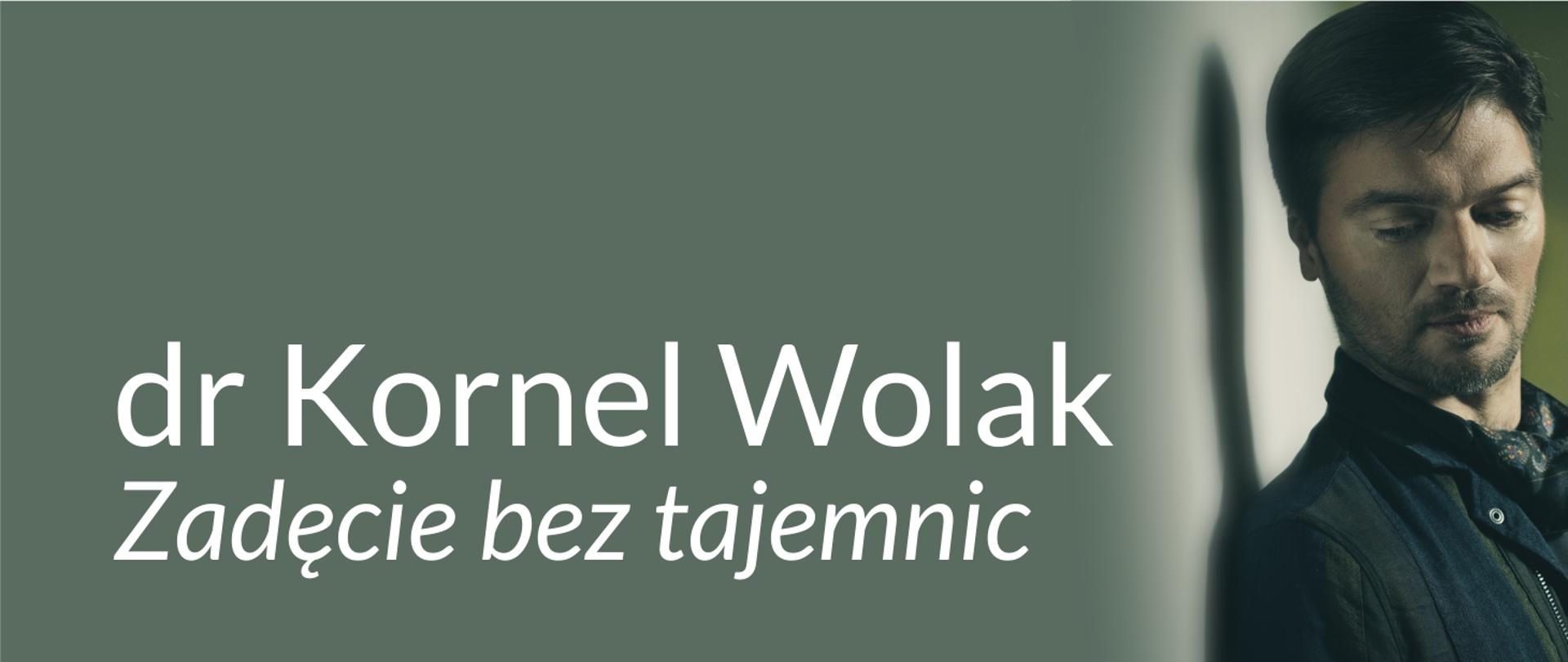 Grafika przedstawia Kornela Wolaka i prezentuje napis: zadęcie bez tajemnic