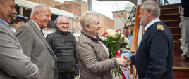 Delegacja polska wita kwiatami Kapitana I. Lewandowskiego na pokładzie Daru Młodzeży
