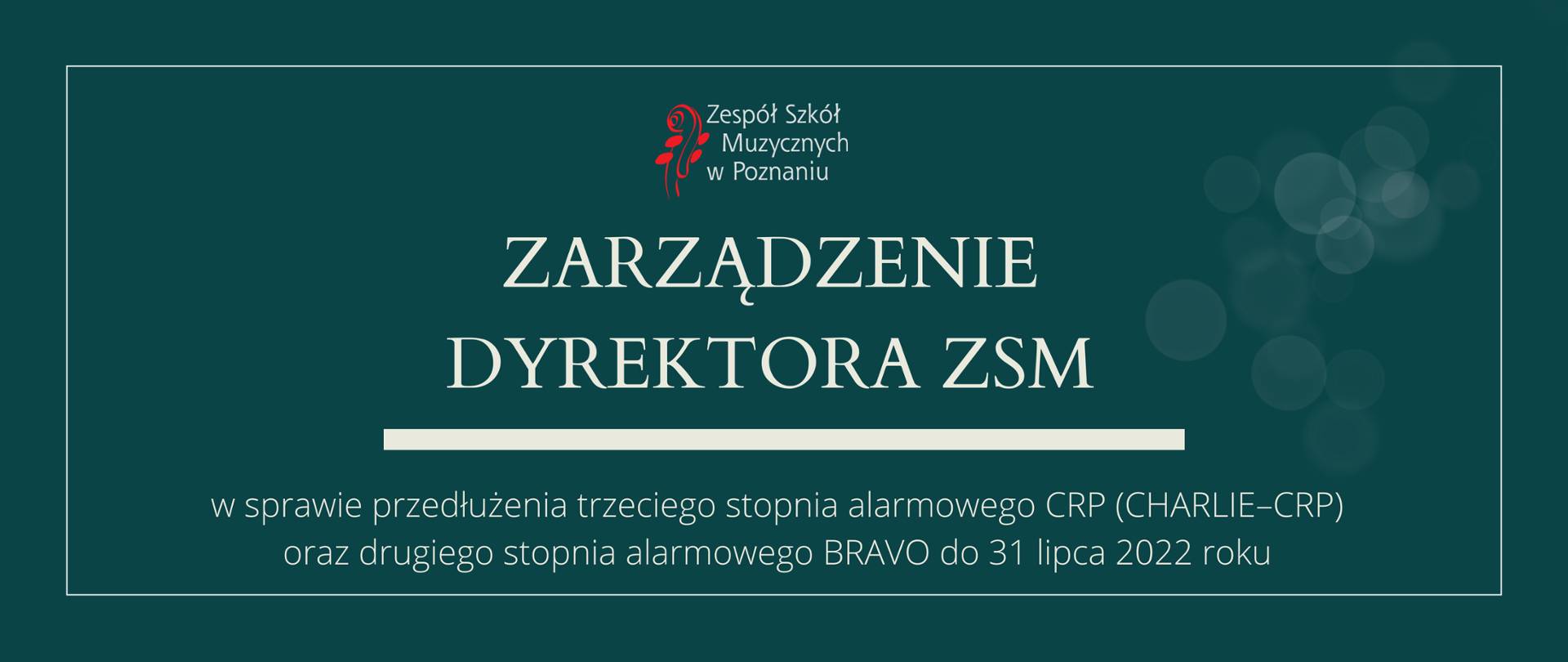 Morska grafika z logo ZSM i tekstem /"ZARZĄDZENIE DYREKTORA ZSM"/ poniżej biała gruba linia, niżej tekst /"w sprawie przedłużenia trzeciego stopnia alarmowego CRP (CHARLIE–CRP) oraz drugiego stopnia alarmowego BRAVO do 31 lipca 2022"/