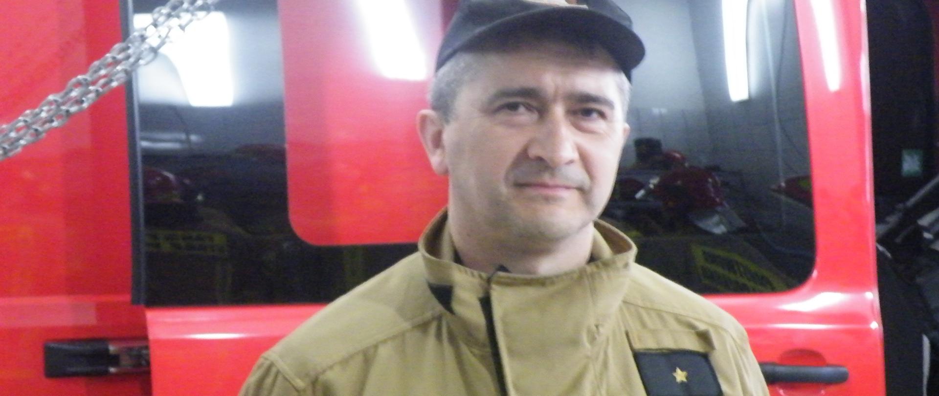 Zdjęcie przedstawia nowo mianowanego strażaka na stanowisko dowódcy zmiany - asp. Andrzej Kowalczuk.