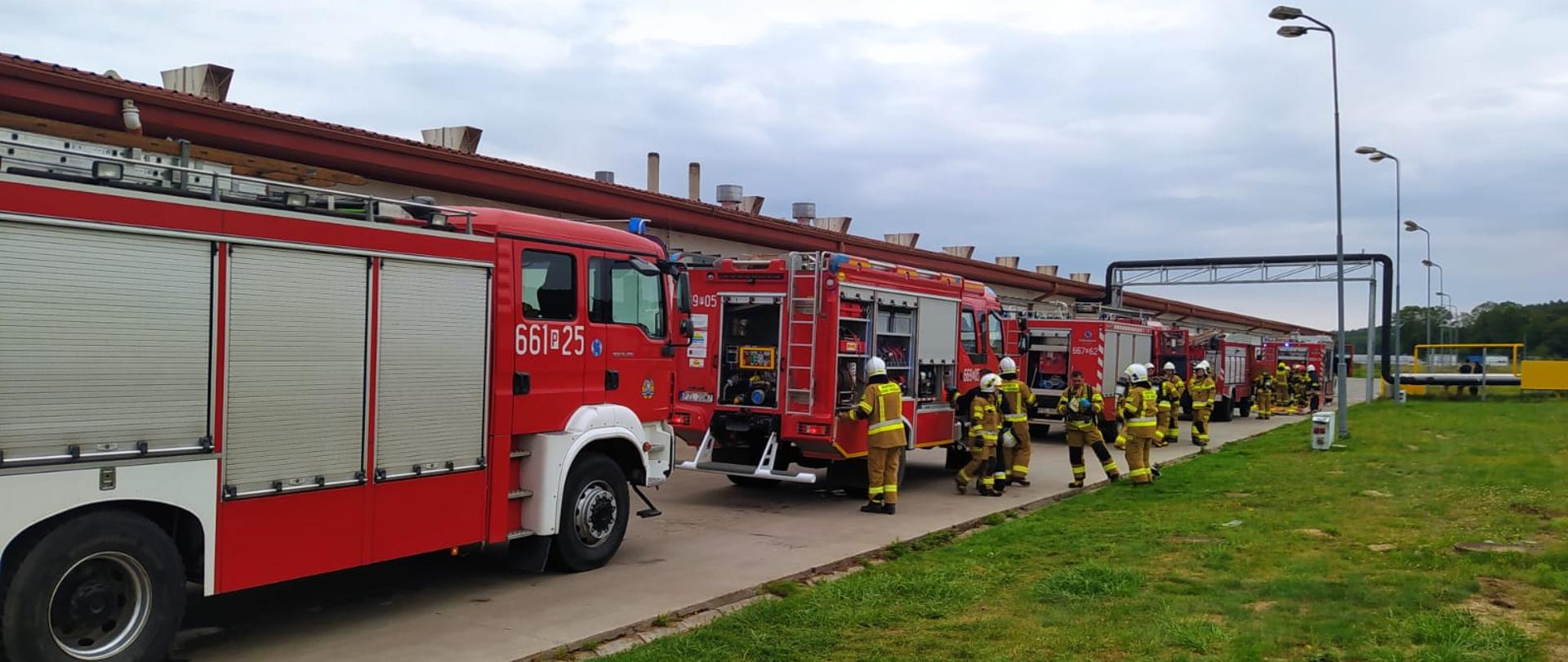 Do realizacji założenia zadysponowanych zostało łącznie 8 pojazdów ratowniczo-gaśniczych i specjalnych w obsadzie 33 strażaków.