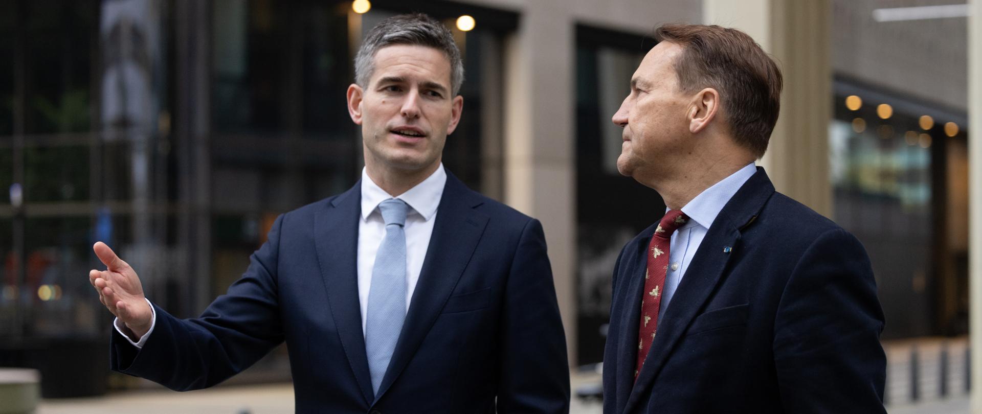 Meeting of Deputy Prime Minister Sikorski with Foreign Minister Tom Berendsen on a street in The Hague

