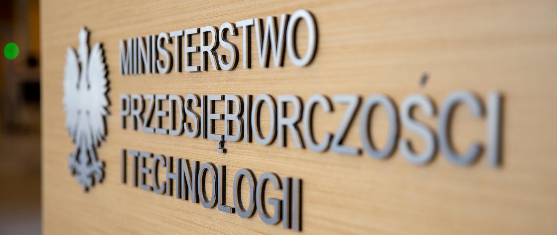 Tablica z napisem Ministerstwo Przedsiębiorczości i Technologii 