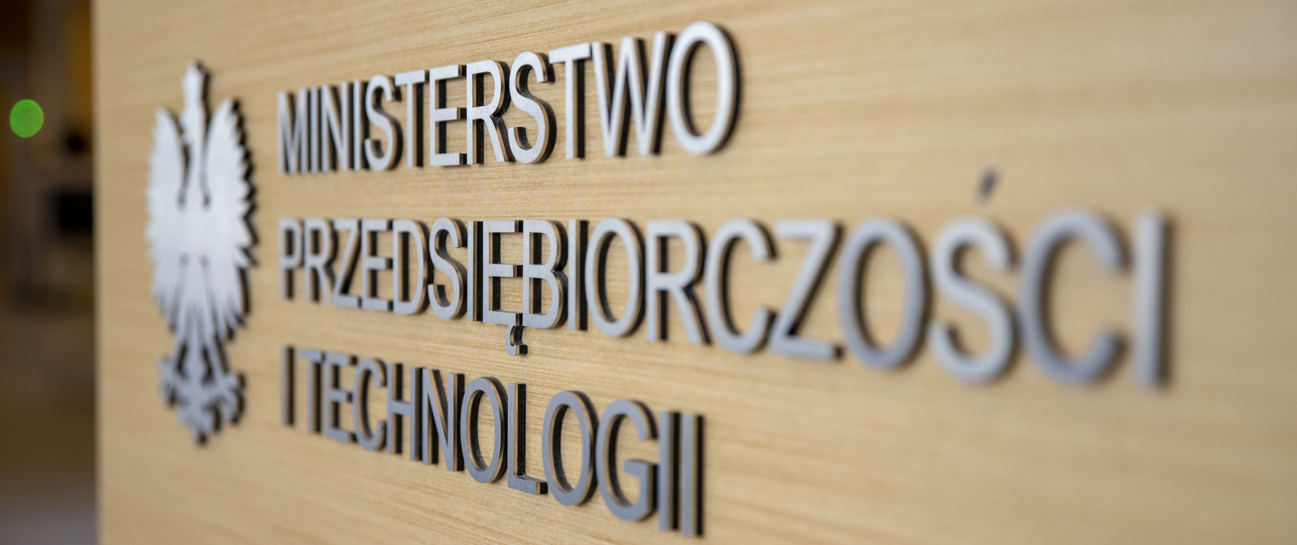 Tablica z napisem Ministerstwo Przedsiębiorczości i Technologii 