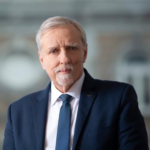 Dyrektor Narodowego Centrum Badań i Rozwoju dr inż. Wojciech Kamieniecki w granatowym garniturze i biało-niebieskim krawacie