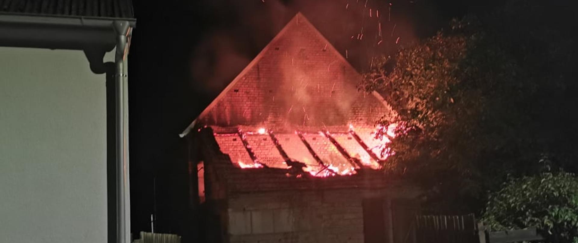 Noc, budynki, pożar