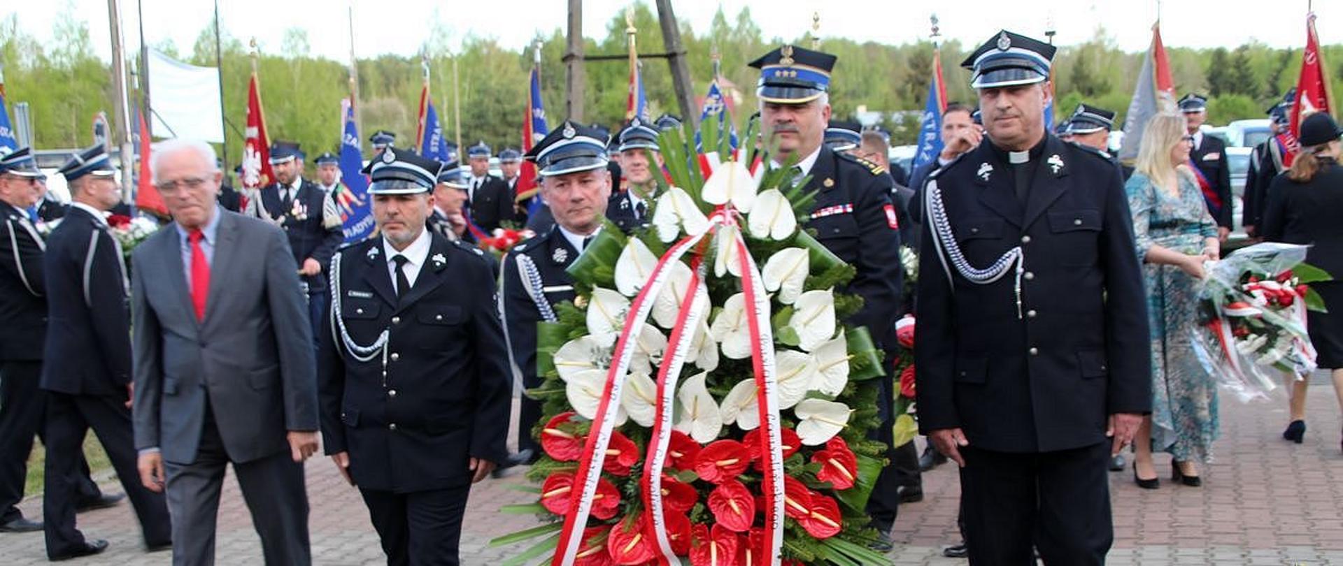 Złożenie wieńców przez strażaków