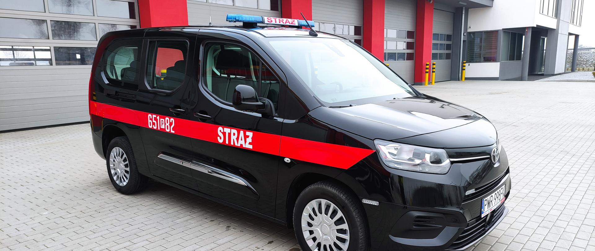 Zdjęcie przedstawia nowy samochód koloru czarnego