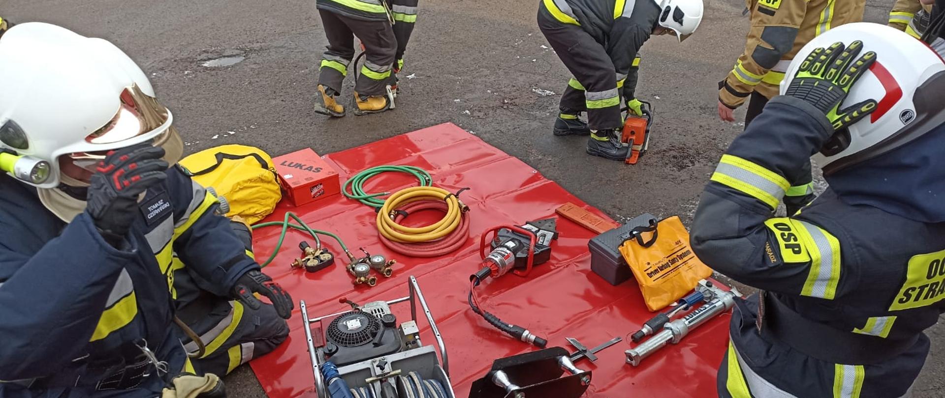 Zdjęcie przedstawia epizod ćwiczebny w postaci stanowiska z zakresu ratownictwa technicznego