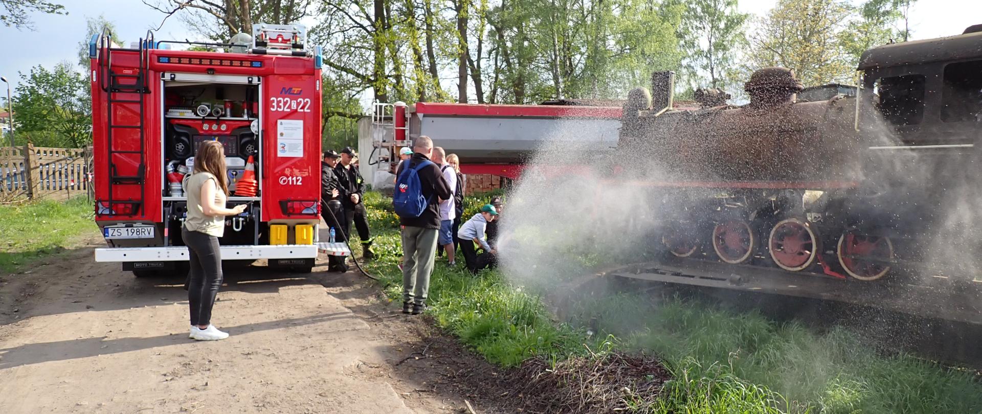 Noc Muzeów 2023. Udział strażaków w wydarzeniu na lokomotownii Wąskotorowej.